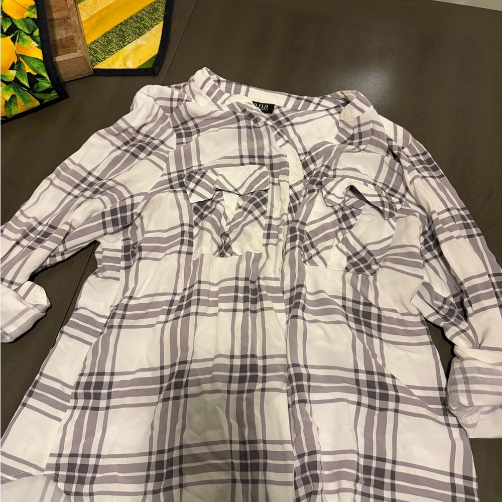 a.n.a Checkered Casual Top in Gray and White